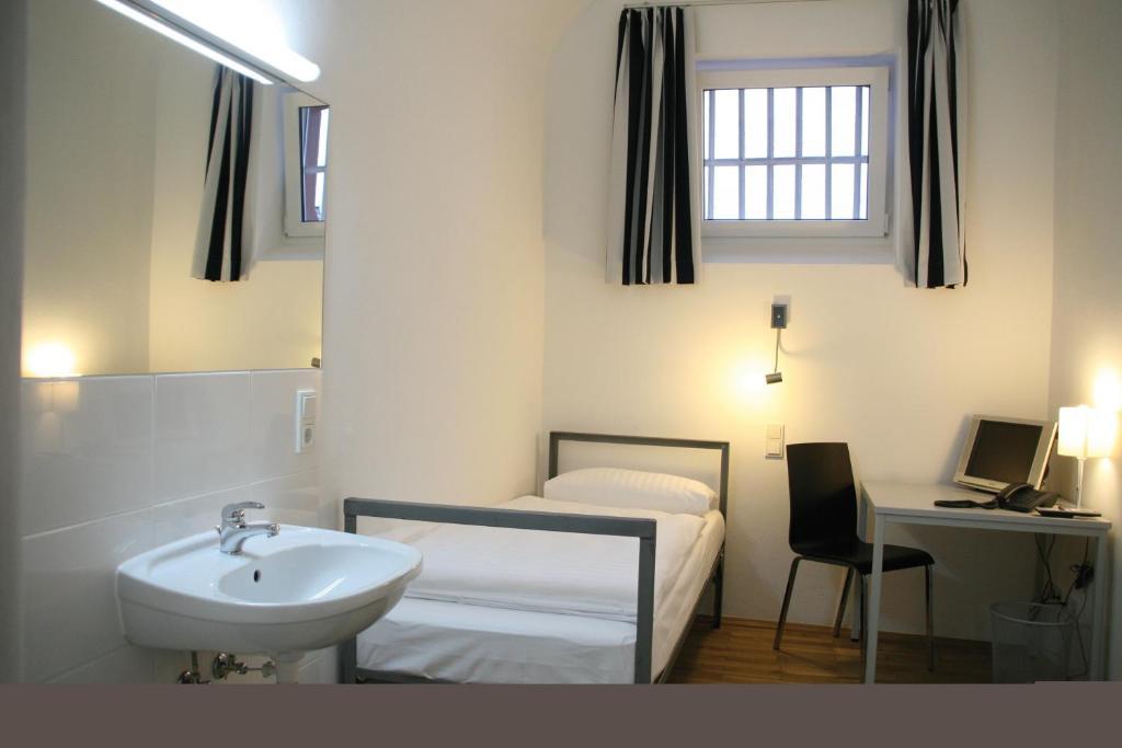 Alcatraz Hotel Am Japanischen Garten Kaiserslautern Room photo